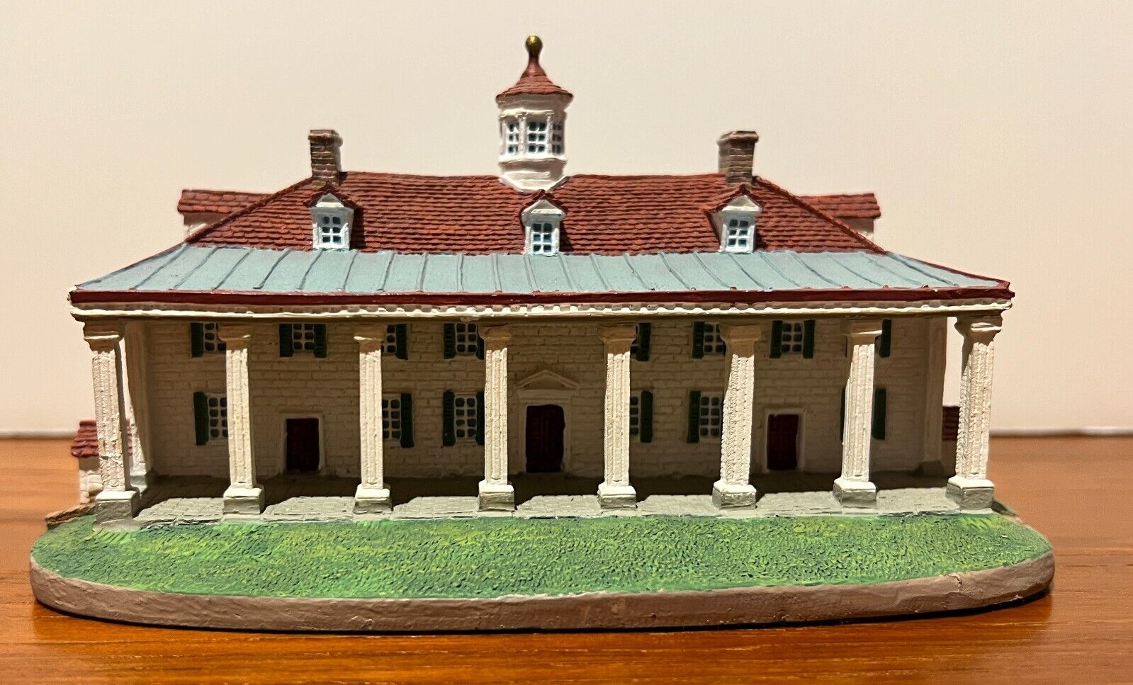 Large Detailed and Hand Painted Mount Vernon Model by Danbury Mint 30 Years Old