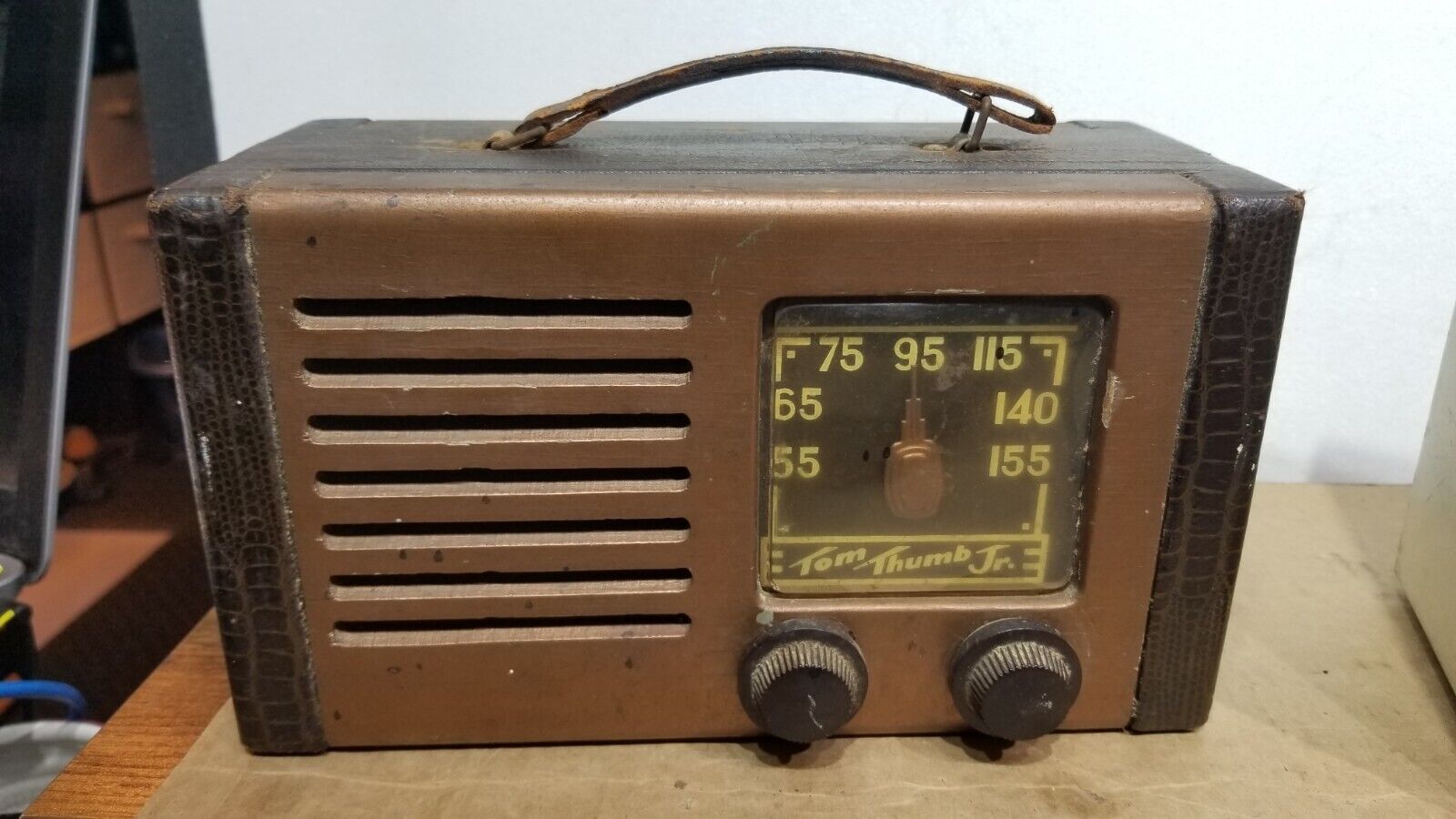1940\'s TOM THUMB Jr. Portable Tube Battery Radio - Small - Untested