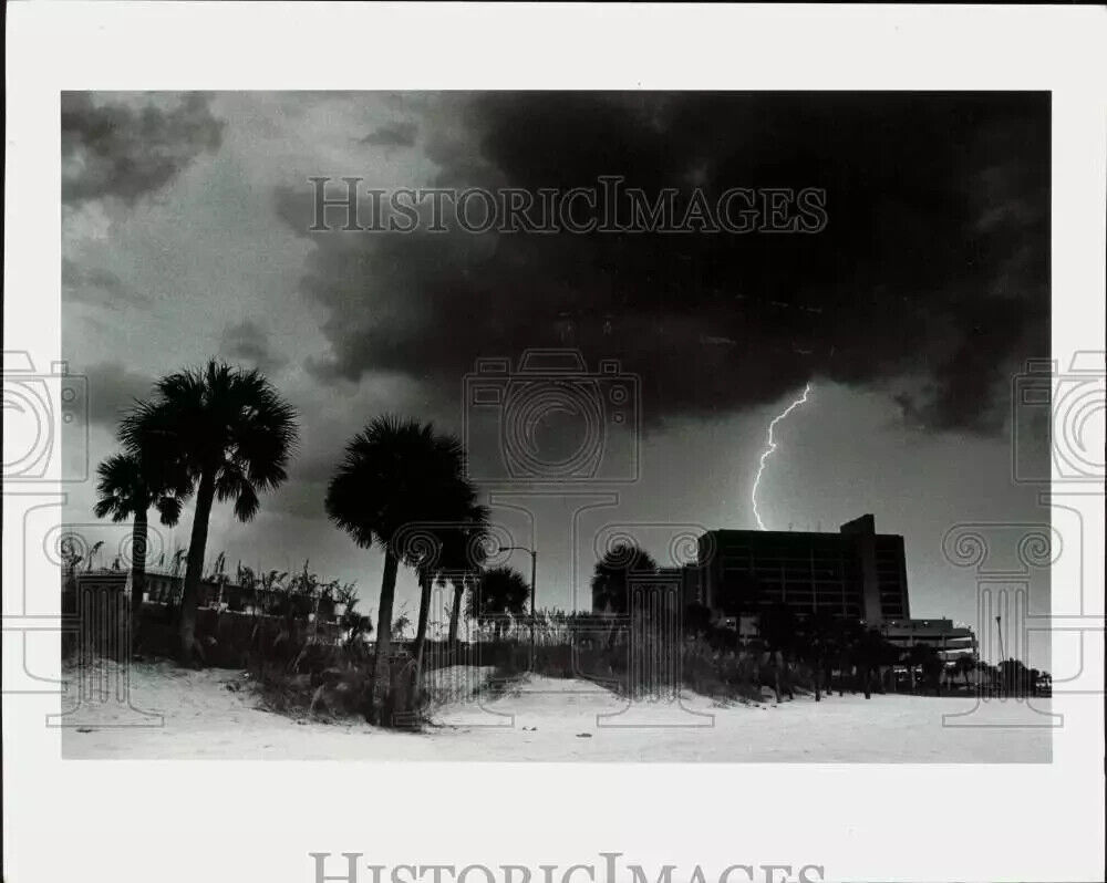 1990 Press Photo Lightening strikes behind Adams Mark Resort on Clearwater Beach