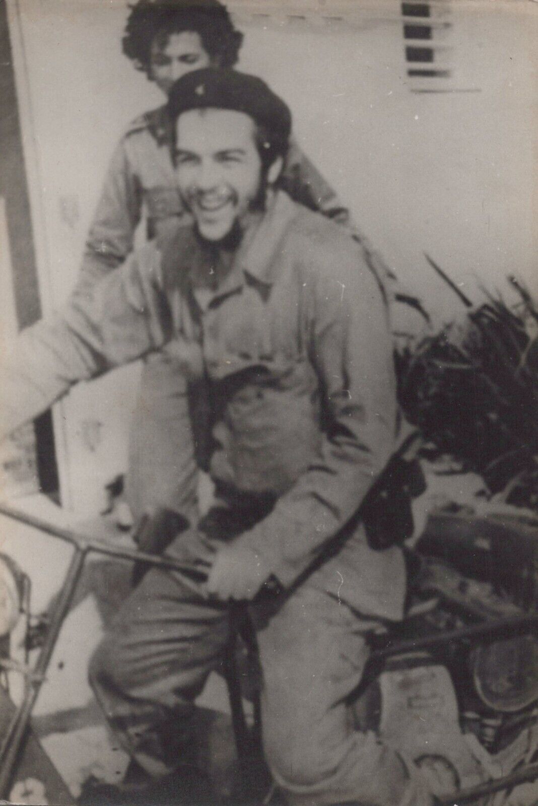 CUBAN REVOLUTION SMILING ERNESTO CHE GUEVARA RIDING BIKE CUBA 1960s Photo Y 395