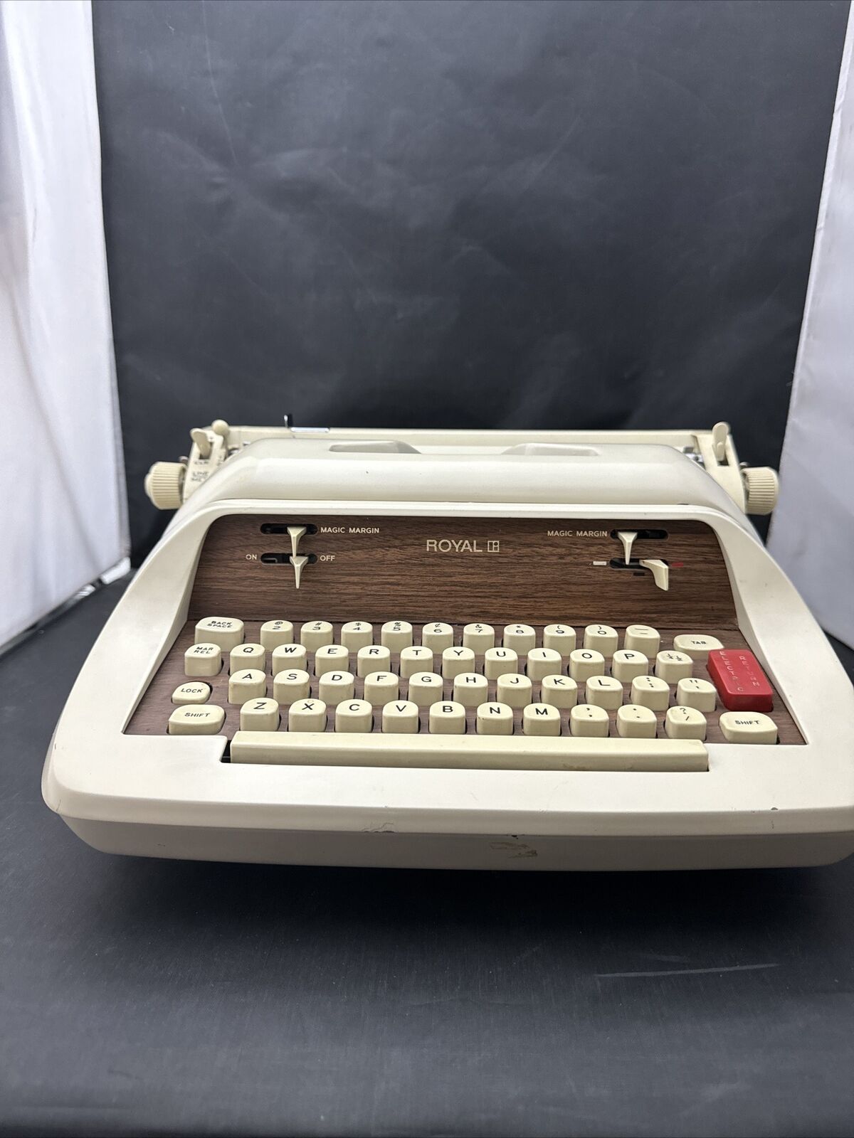 VTG 1960\'s Royal Custom Ultronic Portable Typewriter w/ Hard Case
