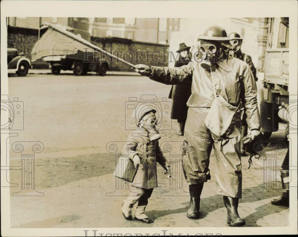 1941 Press Photo Young pedestrian wearing gas mask during anti-gas test, London