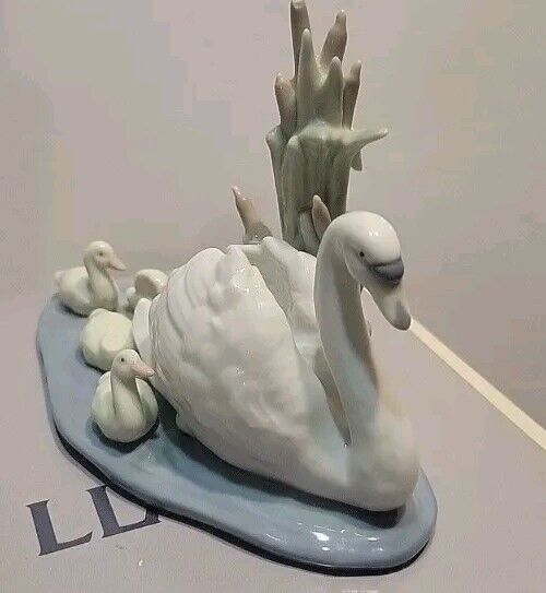 Lladro Follow Me Mother Swan with 4 Cygnets Figurine #5722 With Box