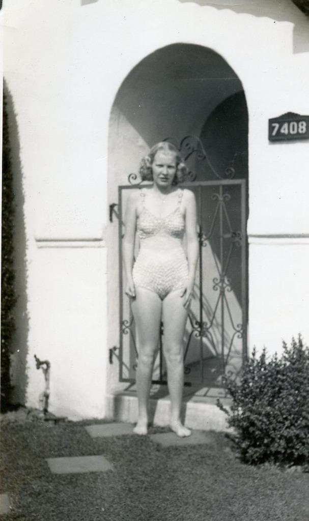 KJ393 Vtg Photo WOMAN POSING IN SWIM SUIT c 1940