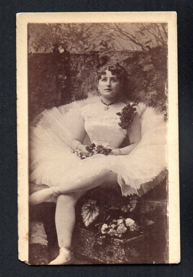 LADY SITTING ON WALL BENCH c1880\'s VICTORIAN ERA ACTORS & ACTRESSES  CARD  NO AD