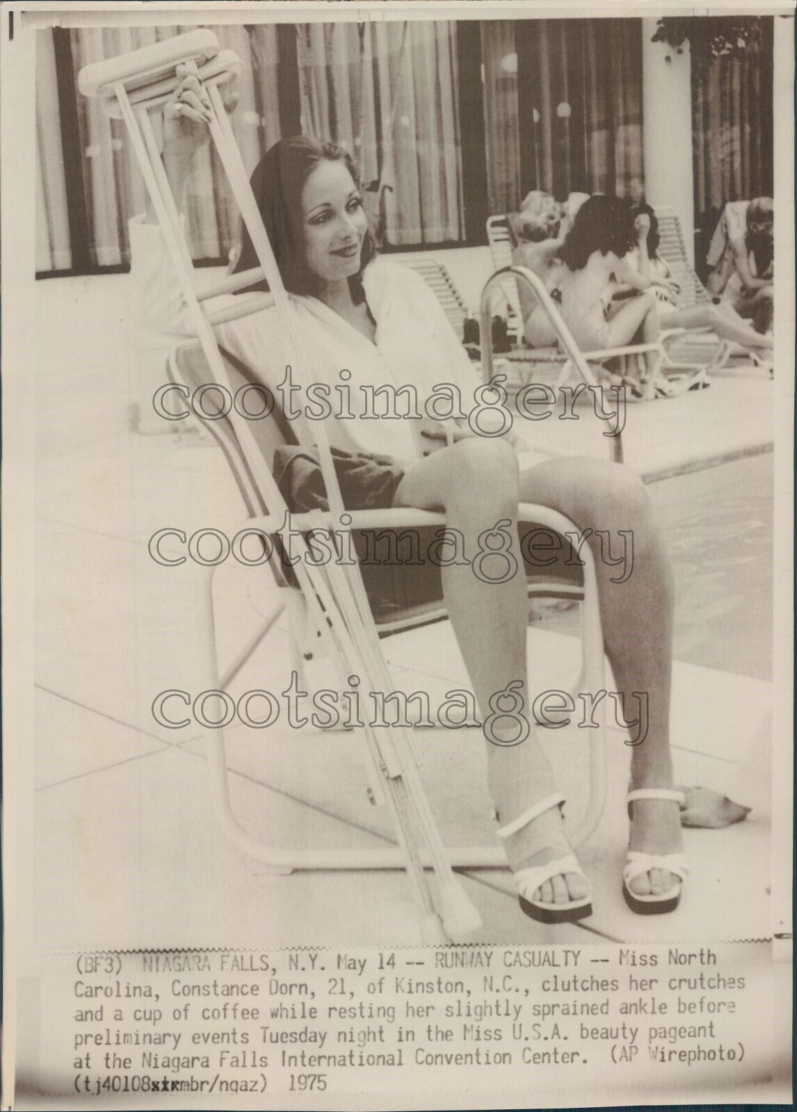 1975 Press Photo Lovely Miss North Carolina Constance Dorn With Sprained Ankle