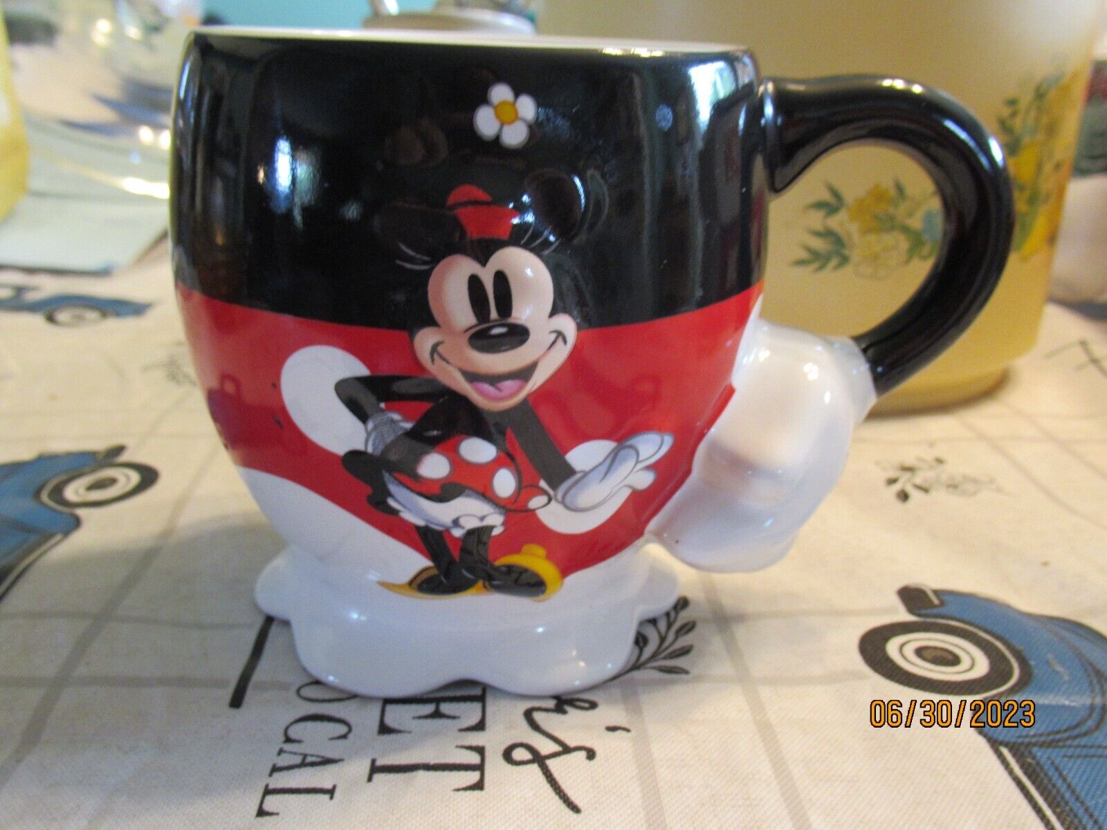 Rare, seldom seen Disney Parks Minnie Mouse coffee mug/cup 