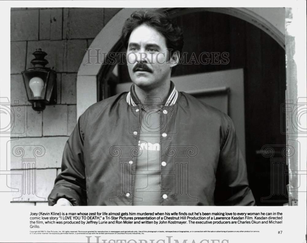 1990 Press Photo Actor Kevin Kline plays Joey in \