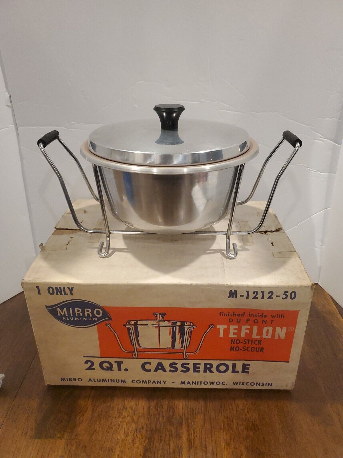 Vintage Mirro 2 Qt Casserole Dish/Pan w Lid and Holder Carrier In Original Box 