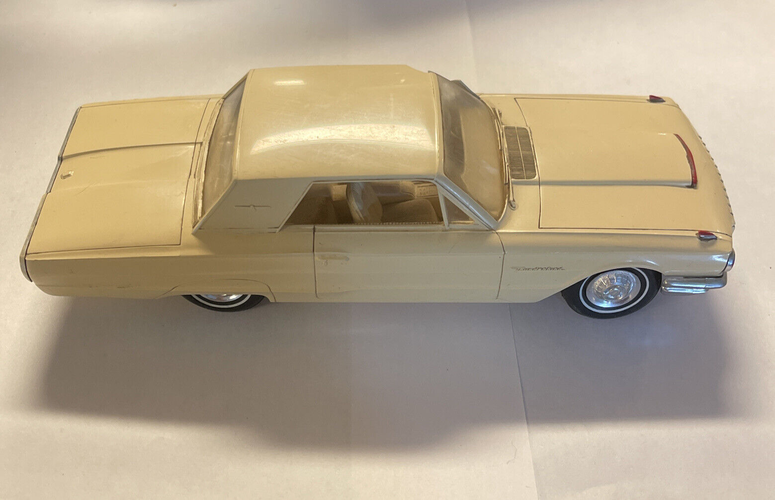 1964 FORD THUNDERBIRD PLASTIC MODEL PROMOTIONAL CAR 1/24 “READ” RARE OFF WHITE