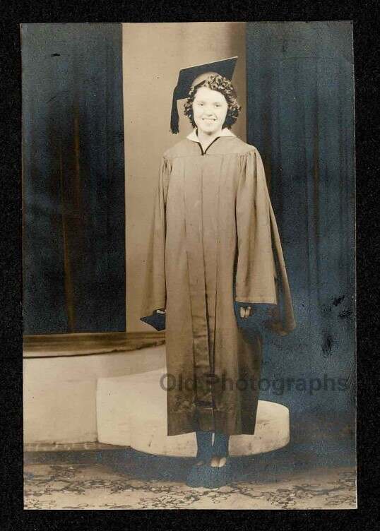 SMILING HAPPY YOUNG LADY/WOMAN GRADUATION CAP & GOWN OLD/VINTAGE PHOTO- M428
