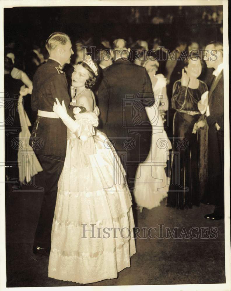 1933 Press Photo Mr. and Mrs John H.G. Pell dance at Opera Ball in New York City