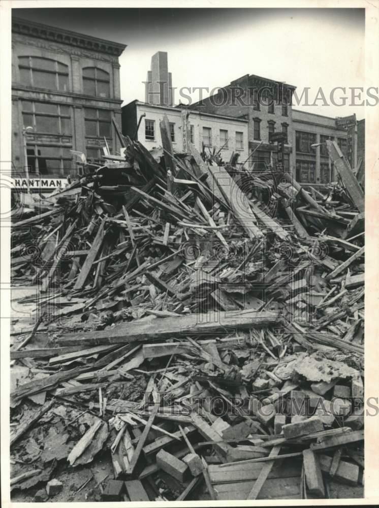 1977 Press Photo Demolition of building on South Pearl Street, Albany, New York