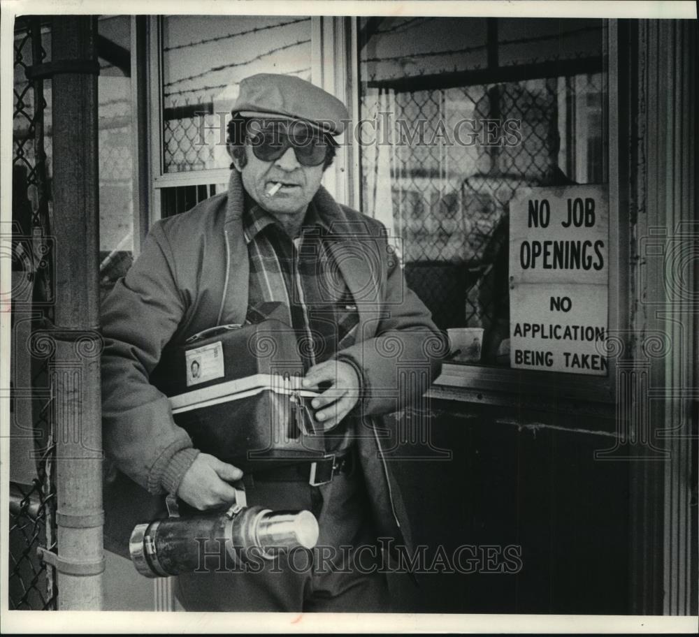 1984 Press Photo A Patrick Cudahy employee leaves the plant in April.