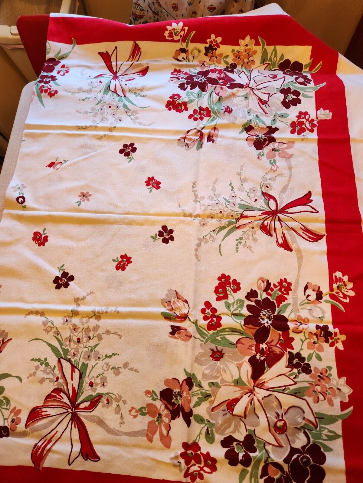 Vint.Tablecloth   Stunning Floral Colored Bouquets 70x104\