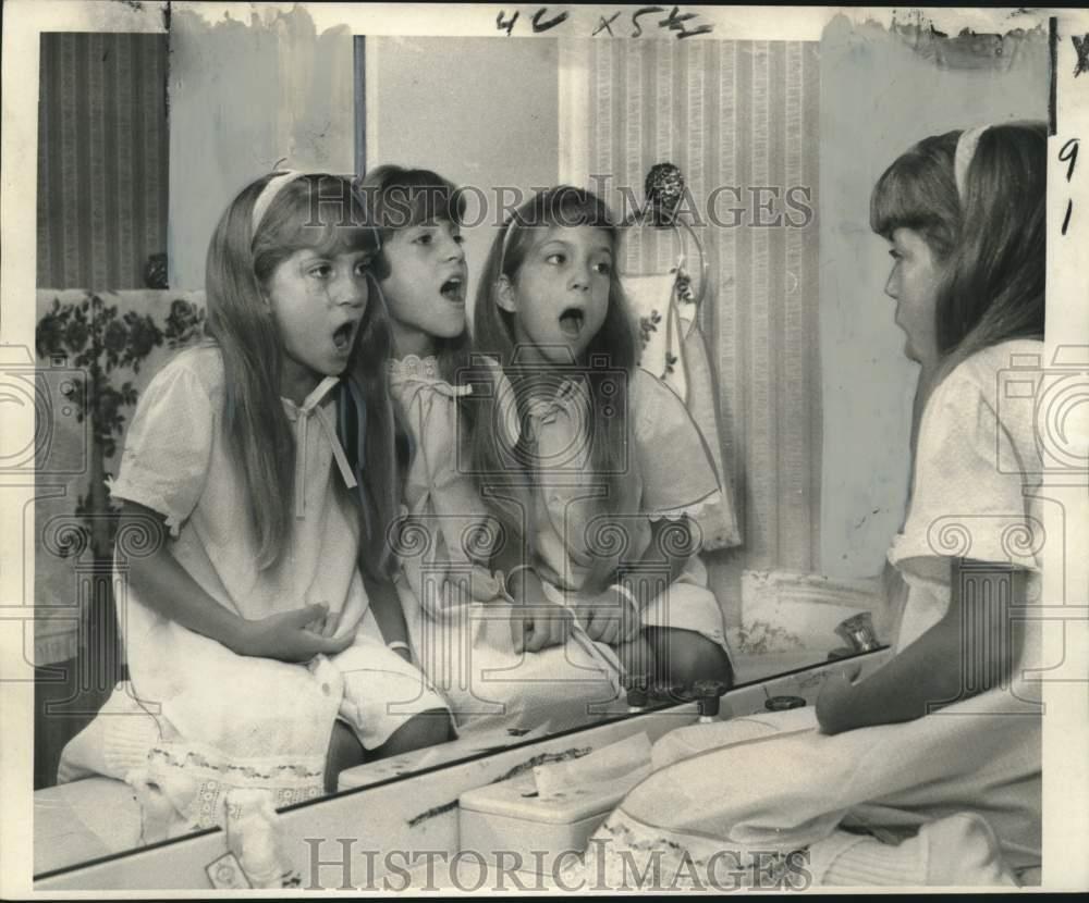 1970 Press Photo Lynne, Lisa, and Lori Sanders After Tonsil Surgery - noc43734