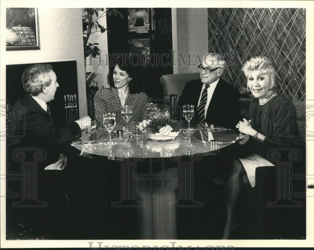 Press Photo Actress Valerie Harper dines with guests at Event - sap16975