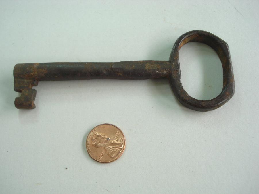 1700s ANTIQUE HUGE COLLECTABLE IRON GATE KEY - RARE