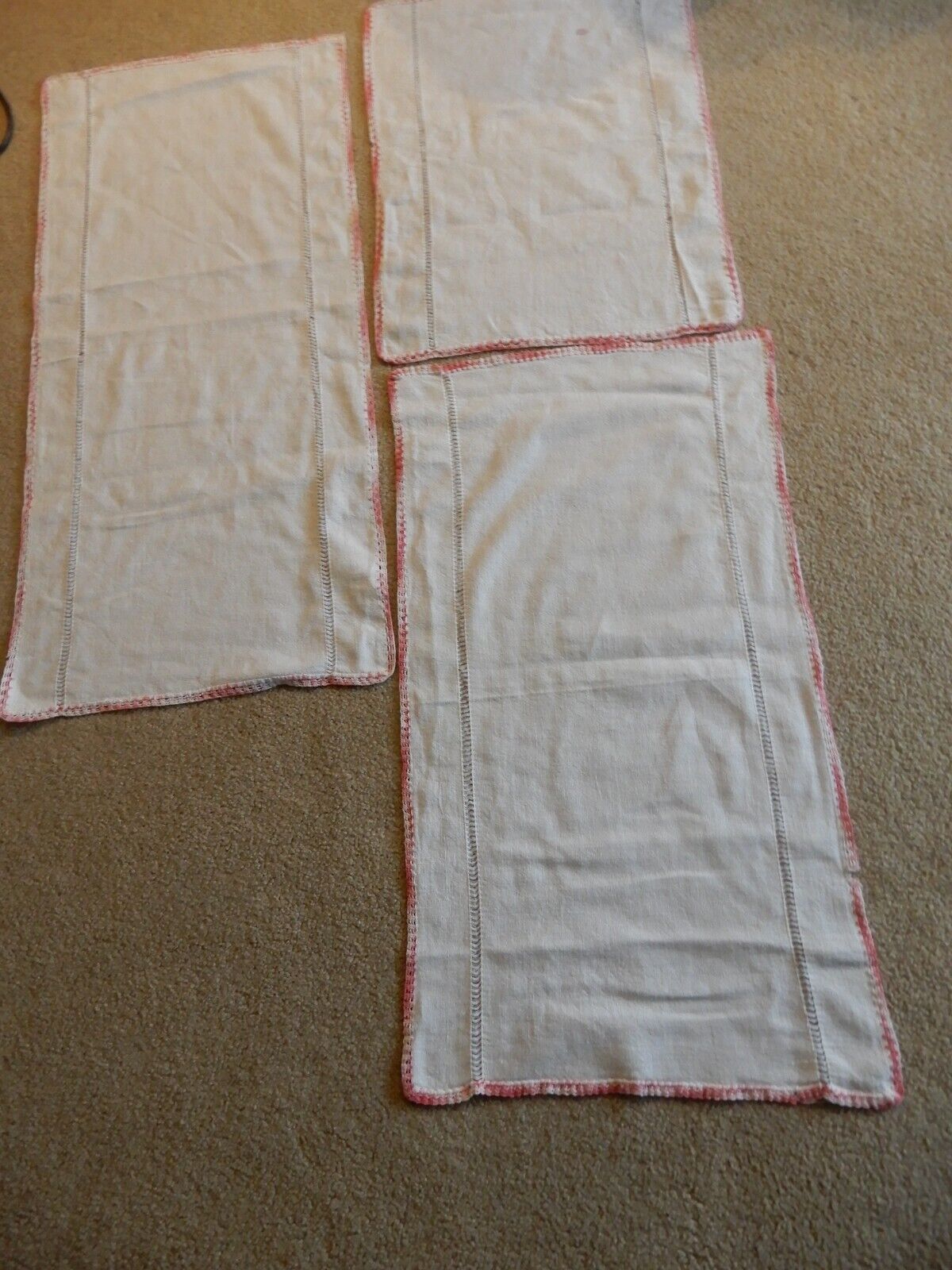 VINTAGE LOT OF 3 DOILIES TABLE TOP RUNNERS PINK EDGE 16 X 32 16 X 35 16 X 29.5\