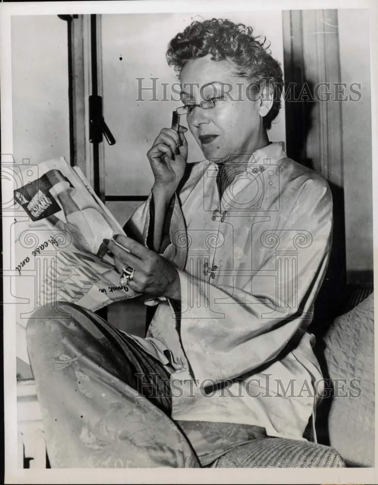 1950 Press Photo Actress Gloria Swanson Reads in Hotel Suite, London - kfx00873