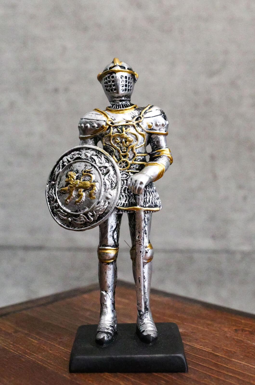 Medieval English Knight Dollhouse Miniature Figurine Lion Heraldry Suit Of Armor