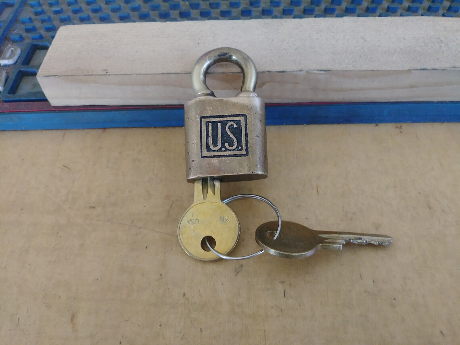 antique/vintage YALE US 1701 pin tumbler push key padlock w/key UR5238