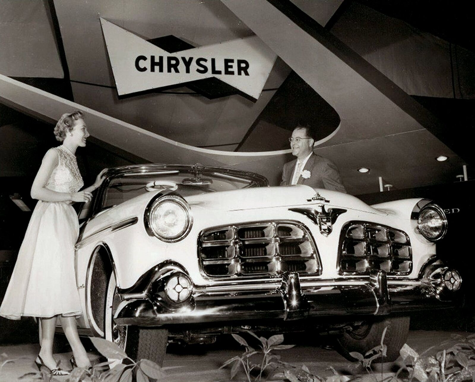Introducing the 1955 CHRYSLER IMPERIAL Photo  (201-p)