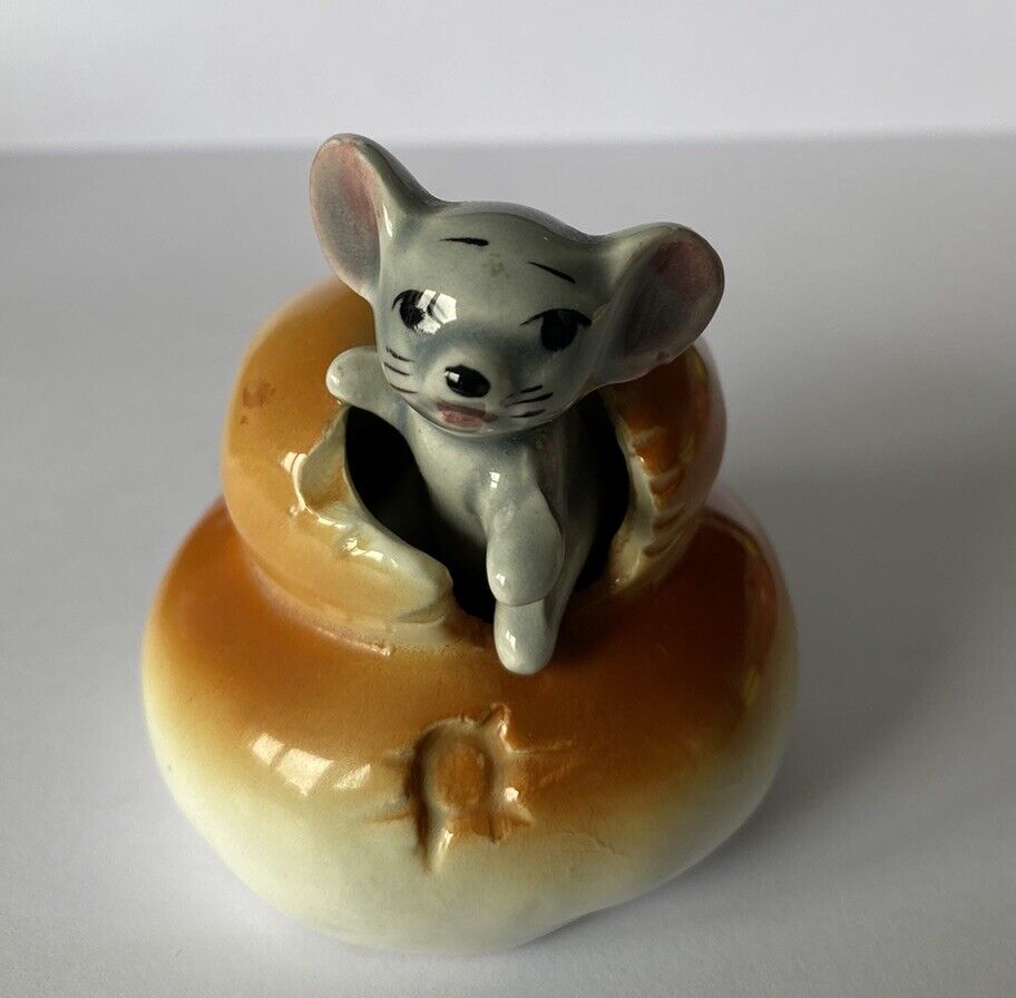 FAB VINTAGE c1960s KITSCH RETRO MOUSE IN A COTTAGE LOAF OF BREAD ORNAMENT JAPAN
