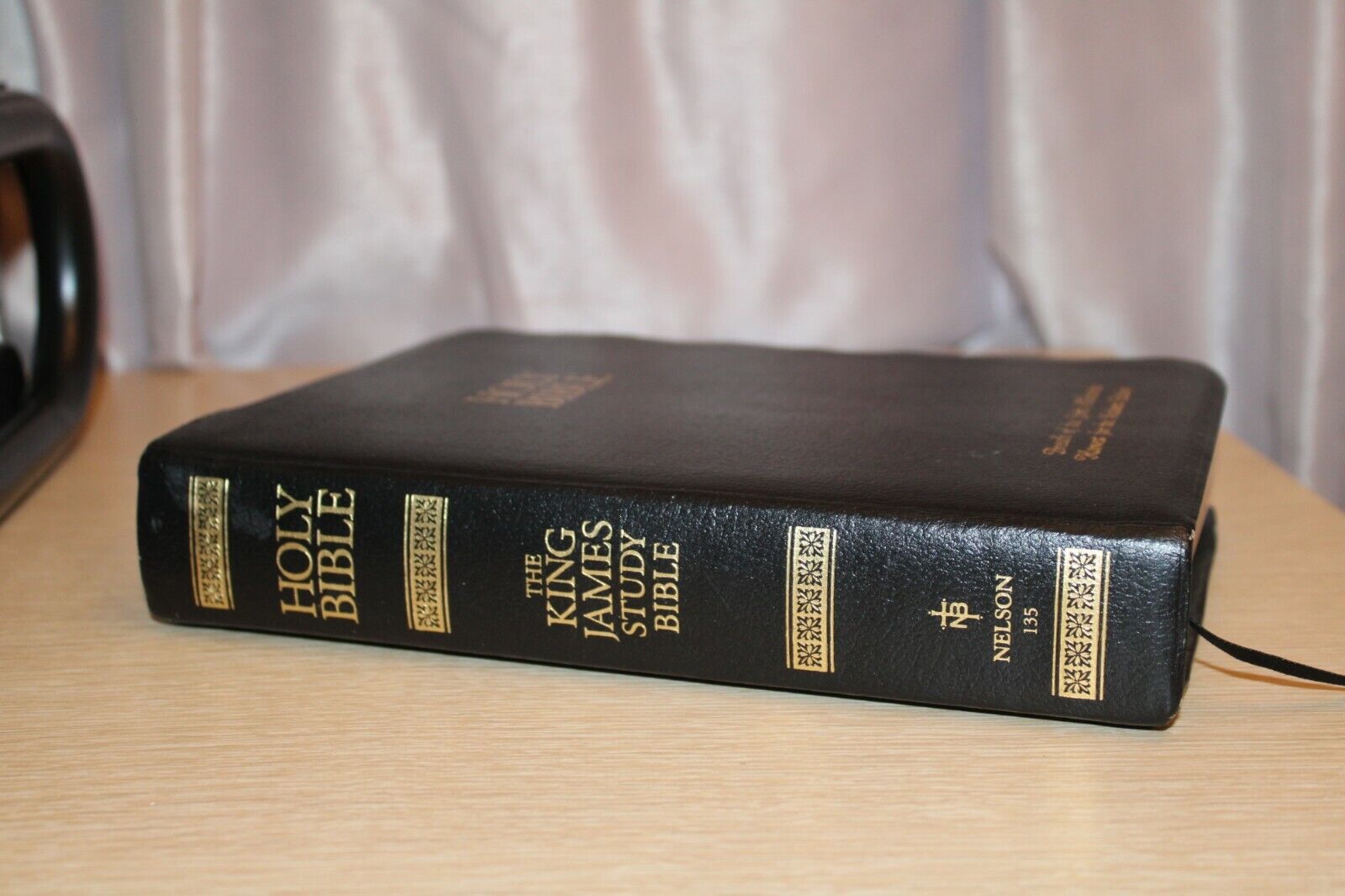 The King James Study Bible - Holy Bible - Black Bonded Leather - Nelson 135 1988
