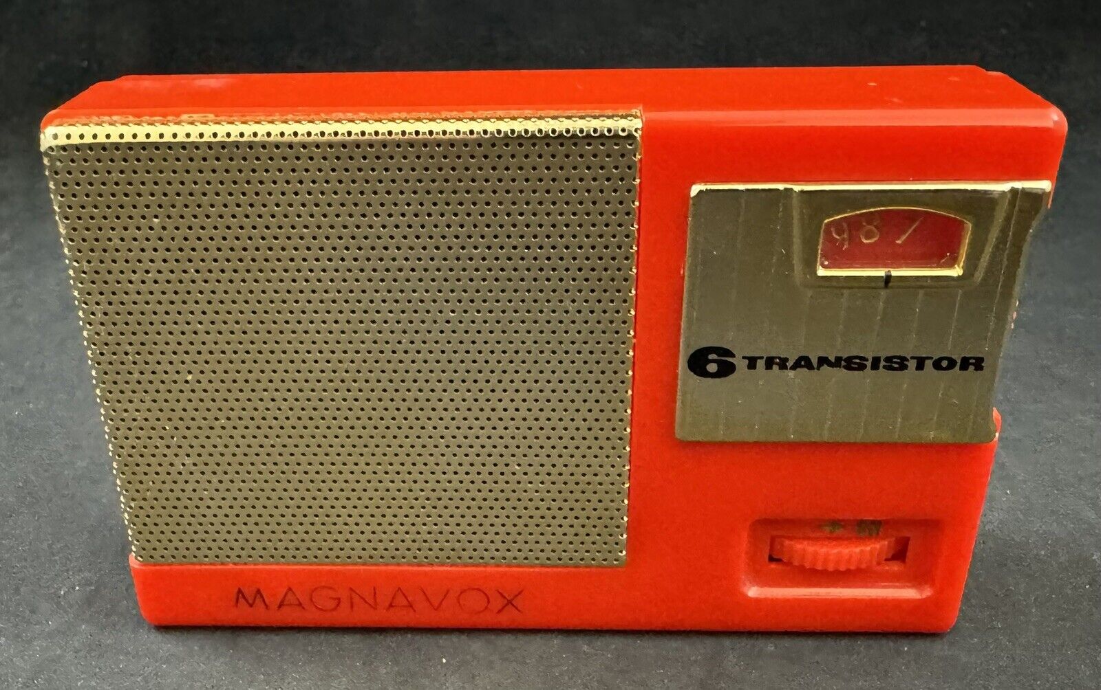 Vintage Magnavox AM-22 Transistor Radio w/ Cover Case