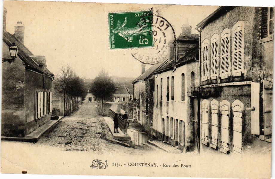 CPA COURTENAY-Rue des Ponts (264981)