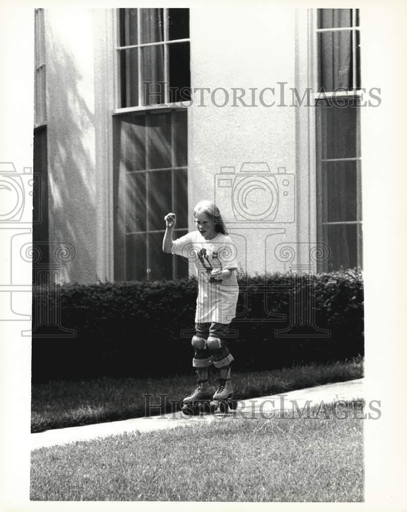 1979 Press Photo Amy Carter roller skates at the White House in Washington