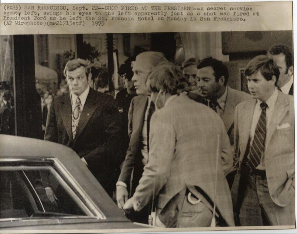 1975 Press Photo President Ford Moments before Shots Fired Him outside Hospital