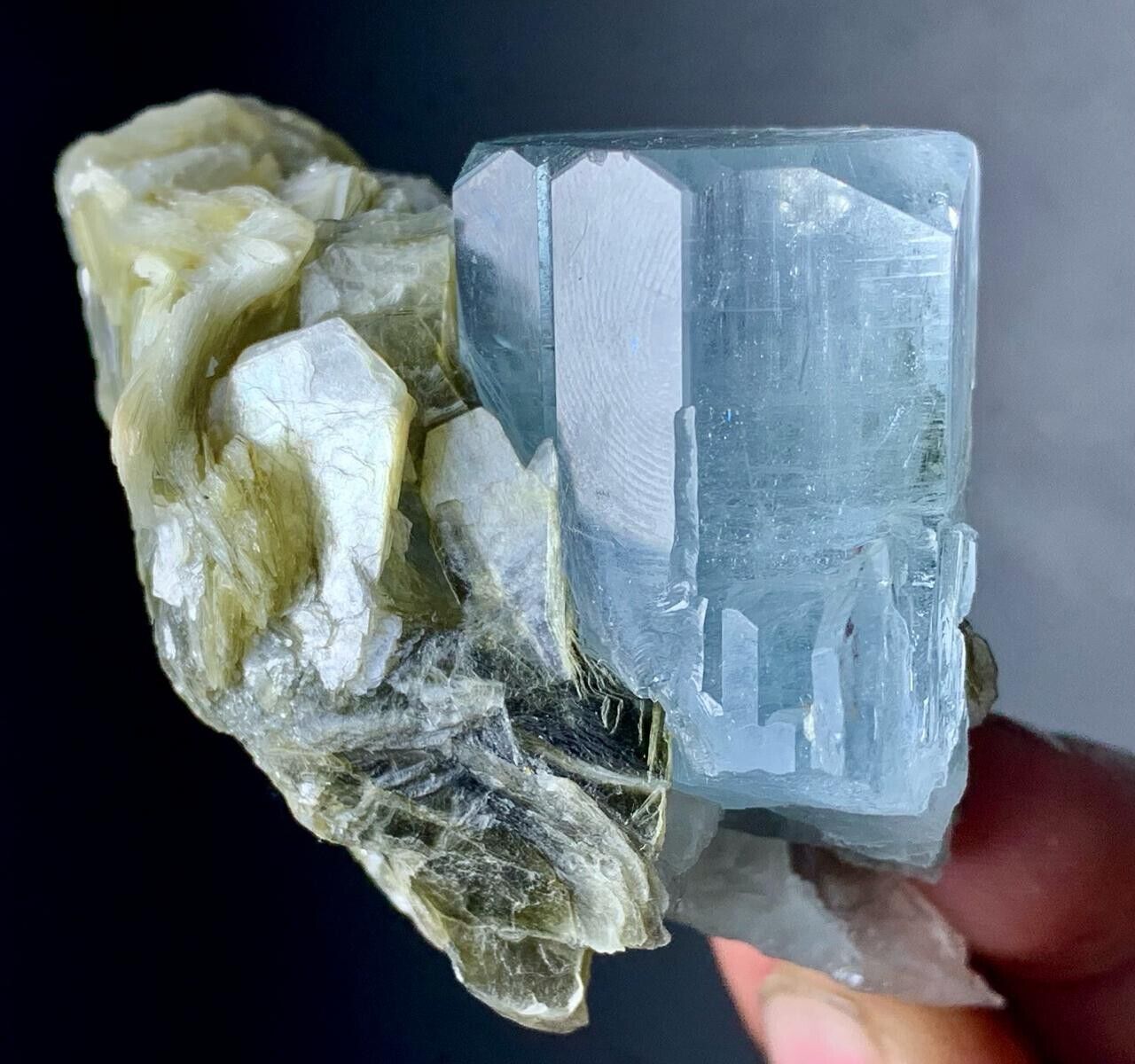 475 Cts Terminated Aquamarine With Mica Crystal from Skardu Pakistan