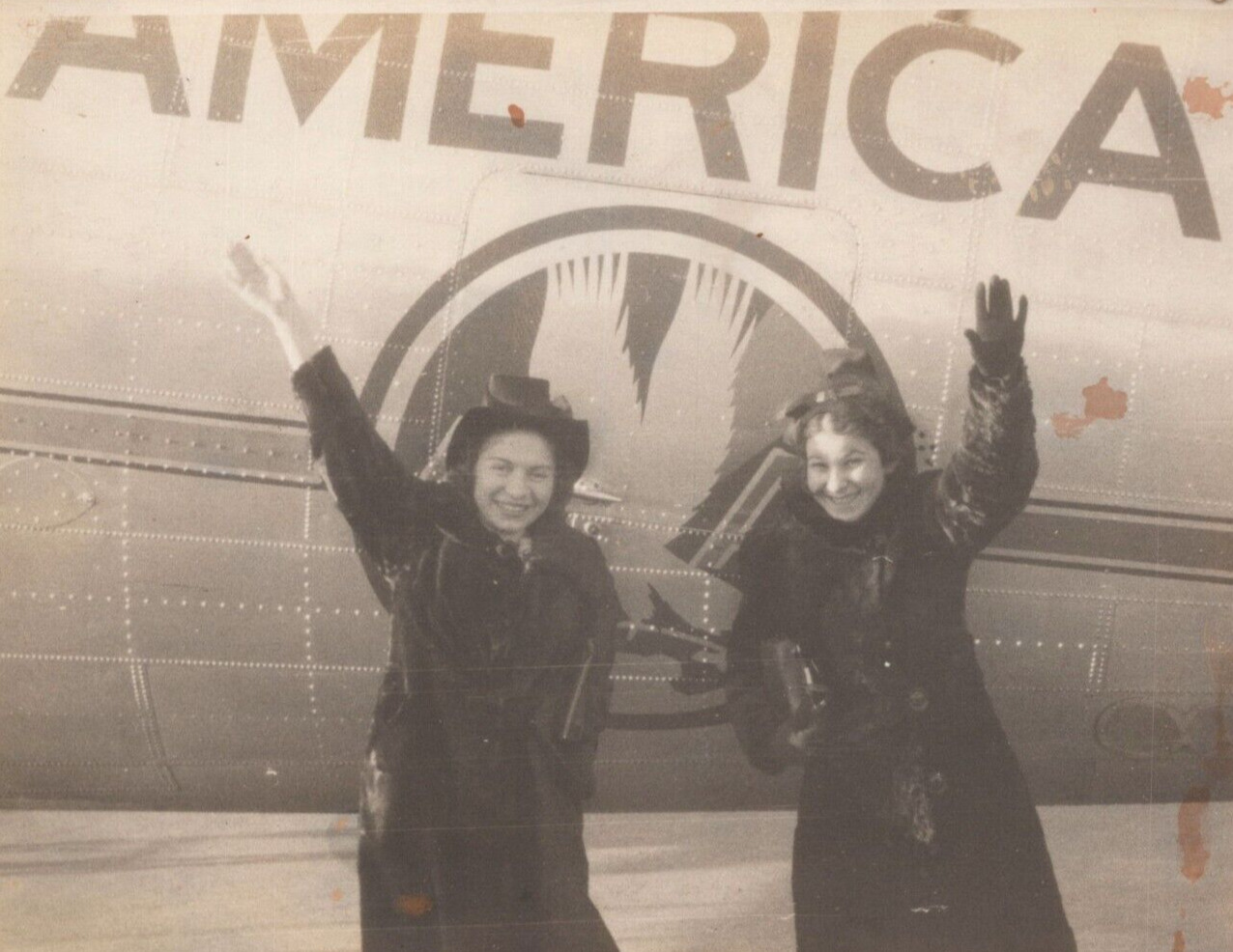 5G Photo Pretty Women Waving Small American Airlines Airplane Plane 1930\'s 5x7