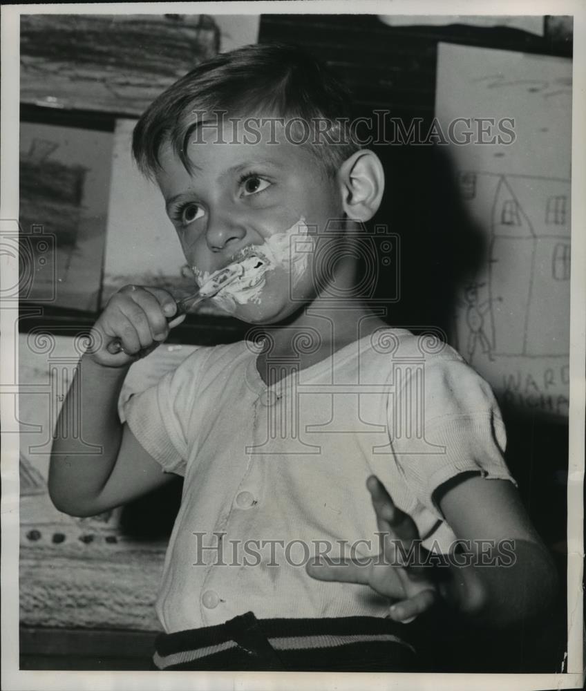 1949 Press Photo New York Jack Paustain age 4 at Tiny Tots Clean Up club NYC