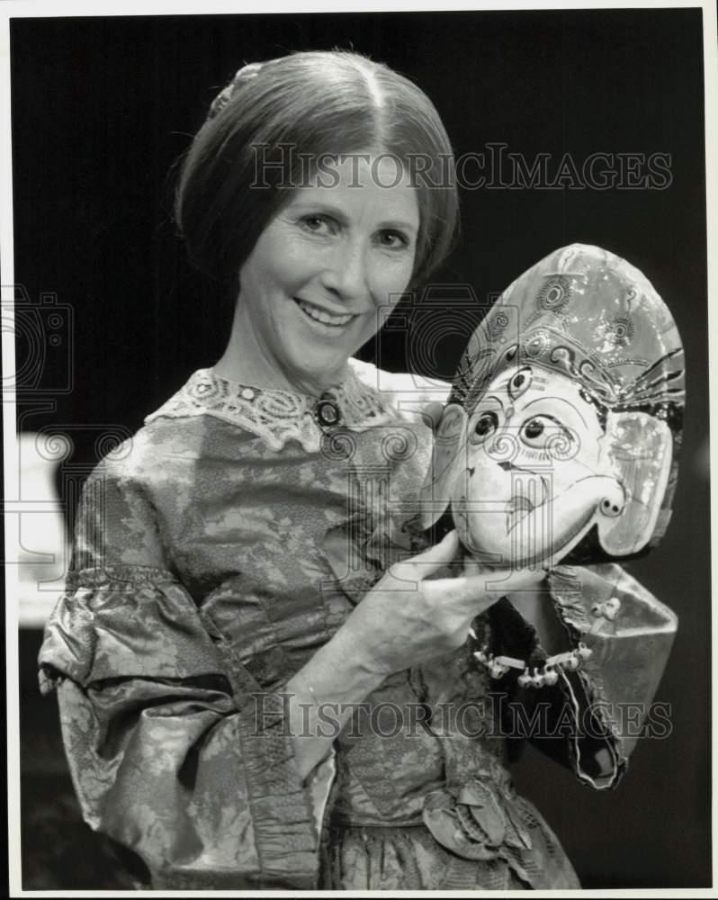 Press Photo Actress Julie Harris holds mask - nhx01096