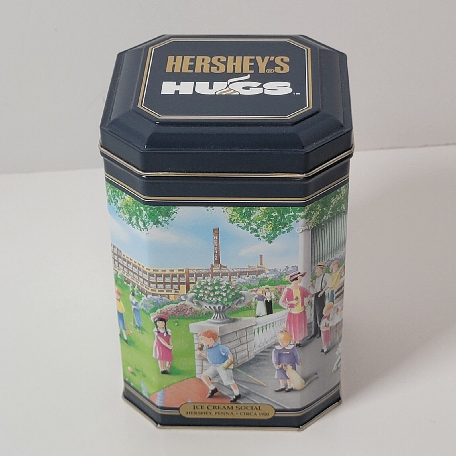 Vintage 1994 Hershey\'s Chocolate Hugs Hometown Series #10 Tin Made in USA EUC