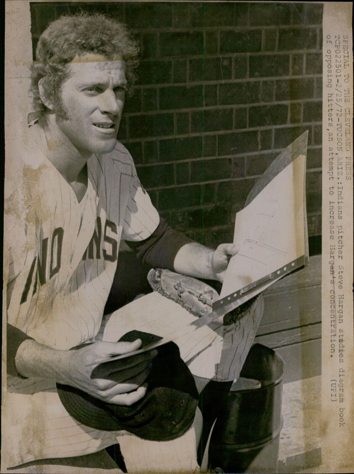 LG849 1972 Wire Photo STEVE HARGAN Cleveland Indians Baseball Pitcher Studying