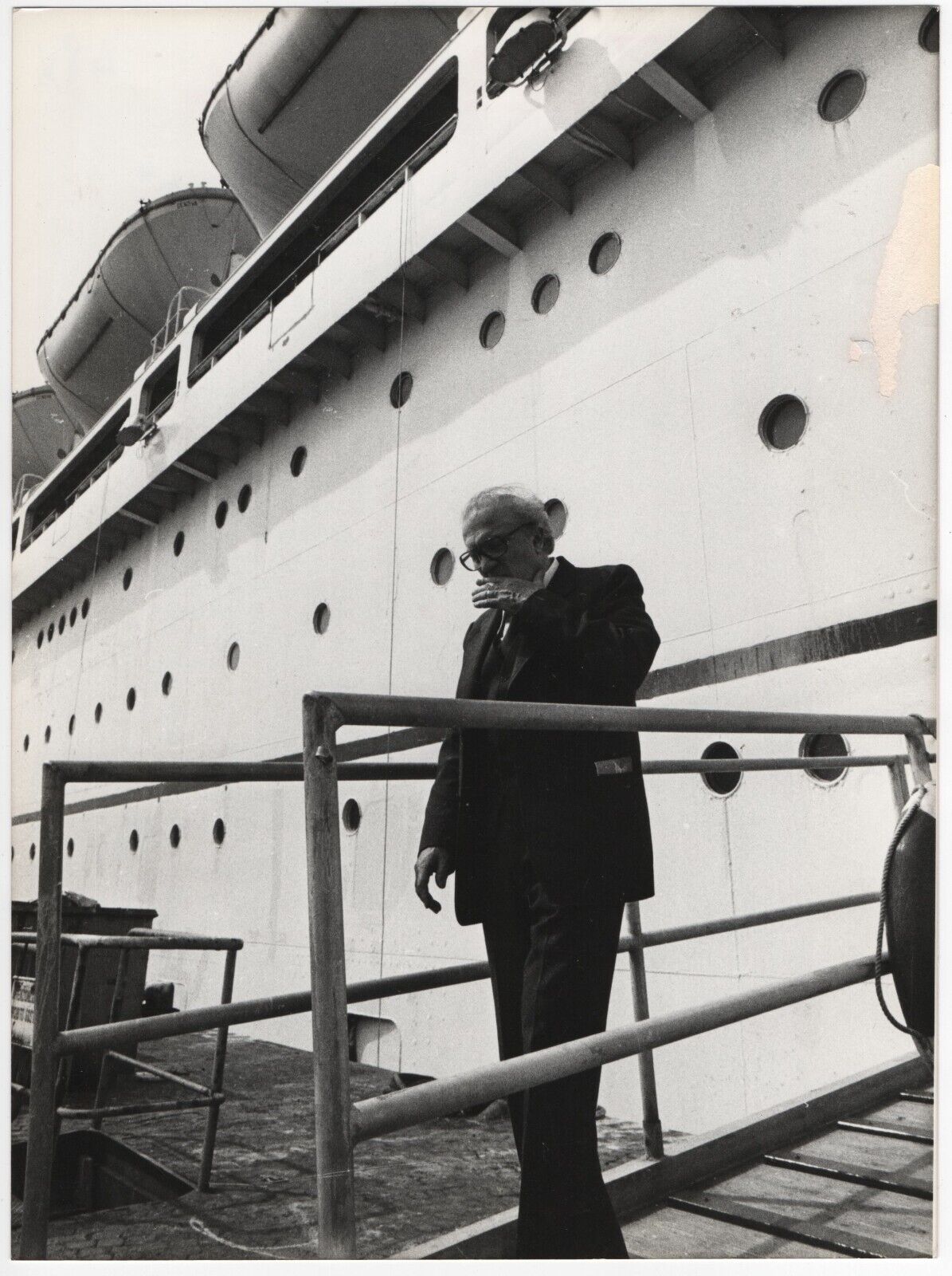 1981 Press Photo Italian Director Federico Fellini Seen Leaving Lux Liner & Info