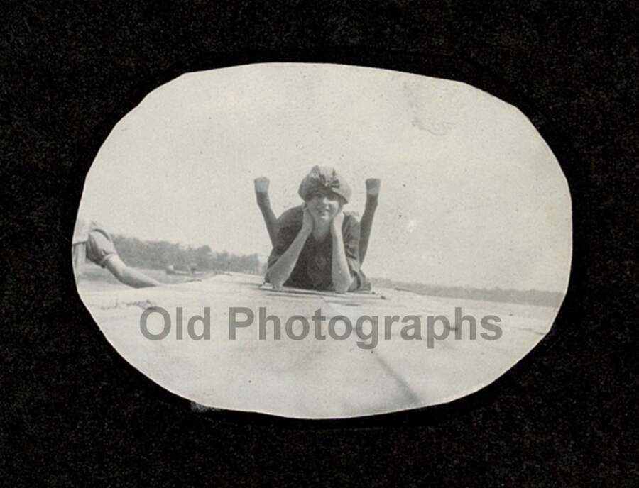 1920s FLAPPER ERA YOUNG LADY DOCK FEET UP HAT EXTRA ARM OLD/PHOTO SNAPSHOT- G322