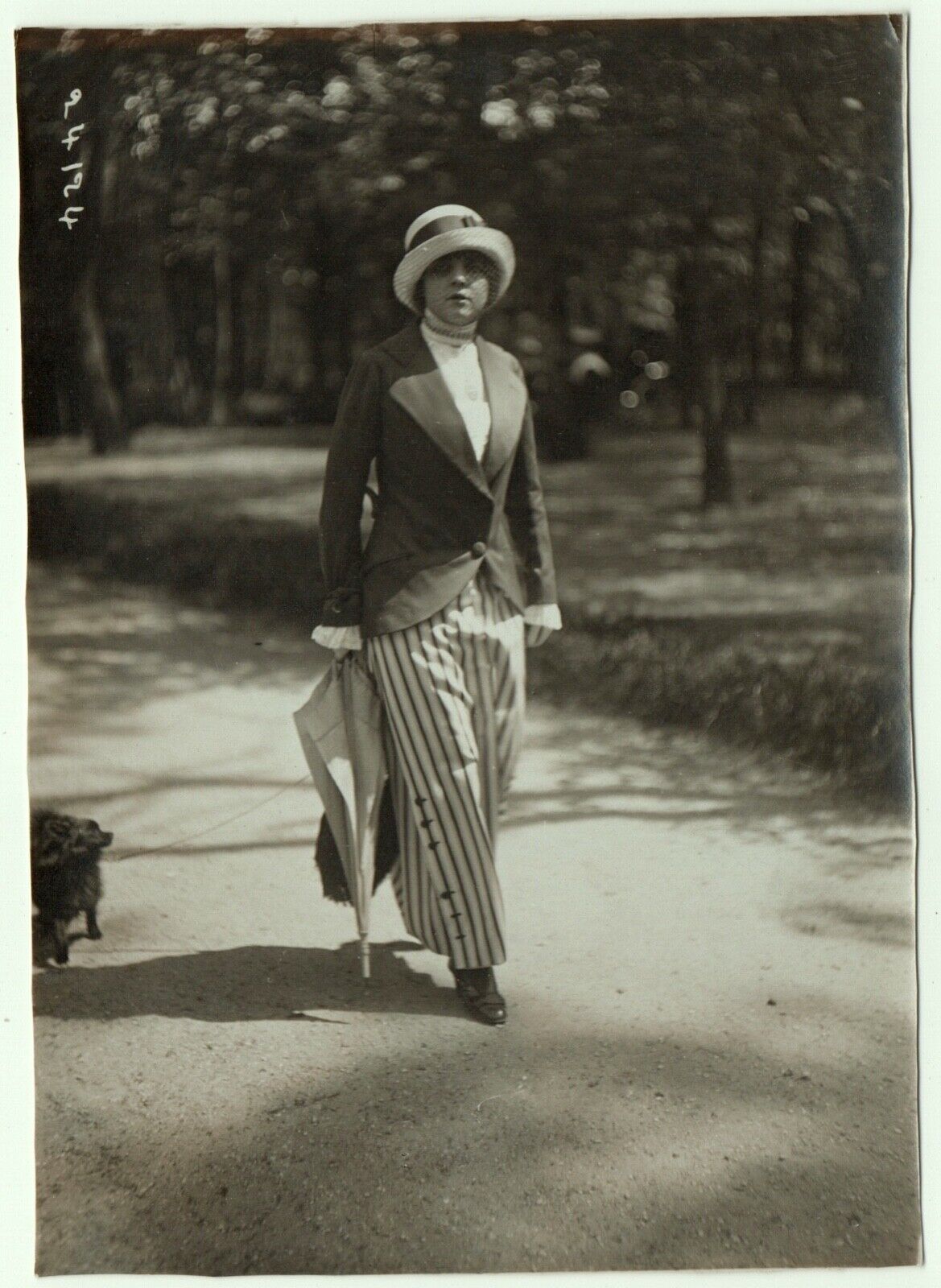 Photo La Mode aux races c.1912 - gavroche woman, pants - haute couture