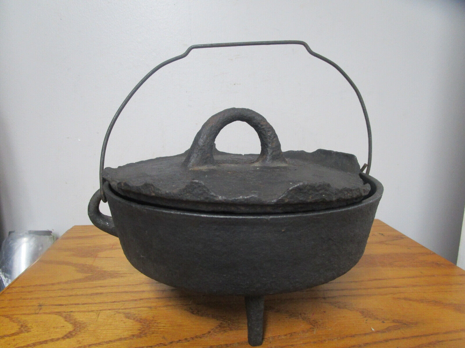 Vintage Cast Iron 3 Footed Camp Fire Dutch Oven & Lid