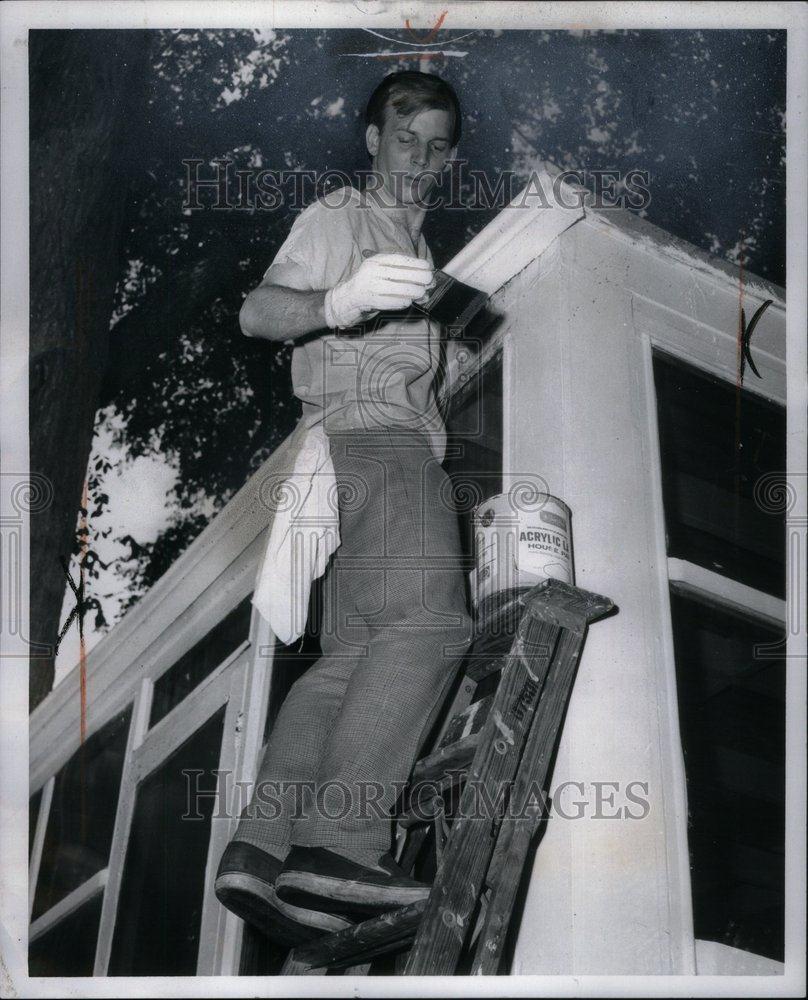 1973 Press Photo Ladder Greenview Detroit Larry Mobbs - RRU37595