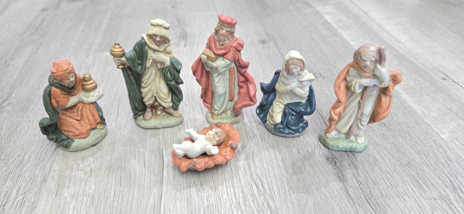 7 Piece Ceramic /Porcelain Christmas Nativity Set - Figures 4\