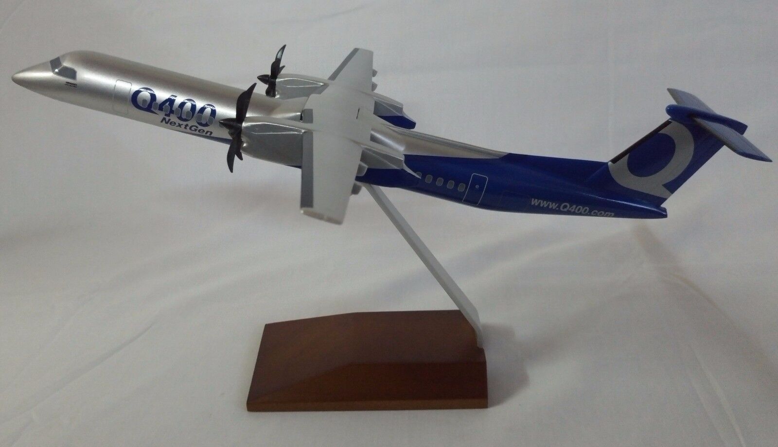 Skymarks Bombardier Q400 NextGen Scale 1:100 Aircraft Desk Display Model