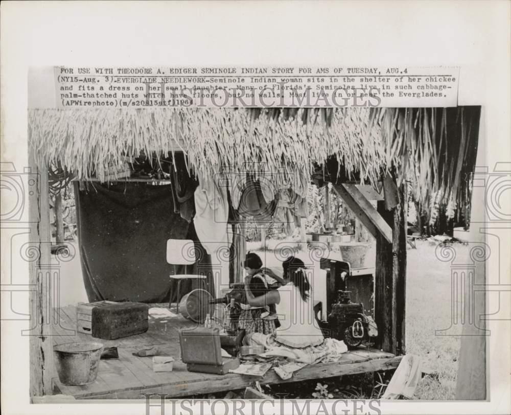 1964 Press Photo Seminole woman sits in shelter with daughter near Everglades