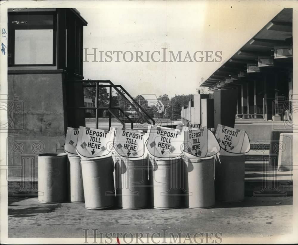 1970 Press Photo Toll Collection Buckets at Verrazano-Narrows Bridge Plaza
