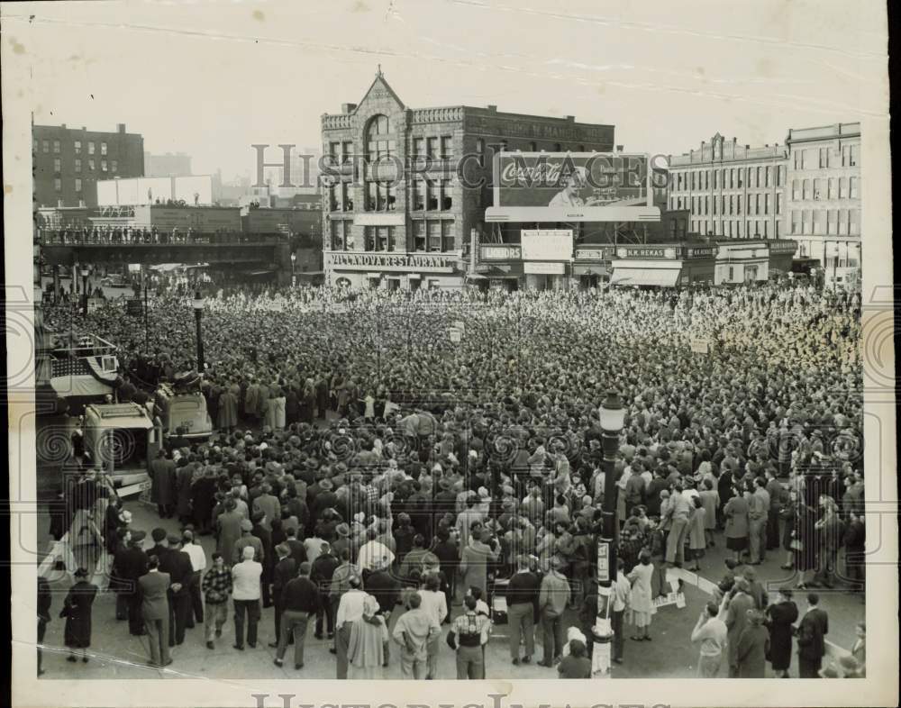 1948 Press Photo People gather to hear President Harry S. Truman in Pittsfield