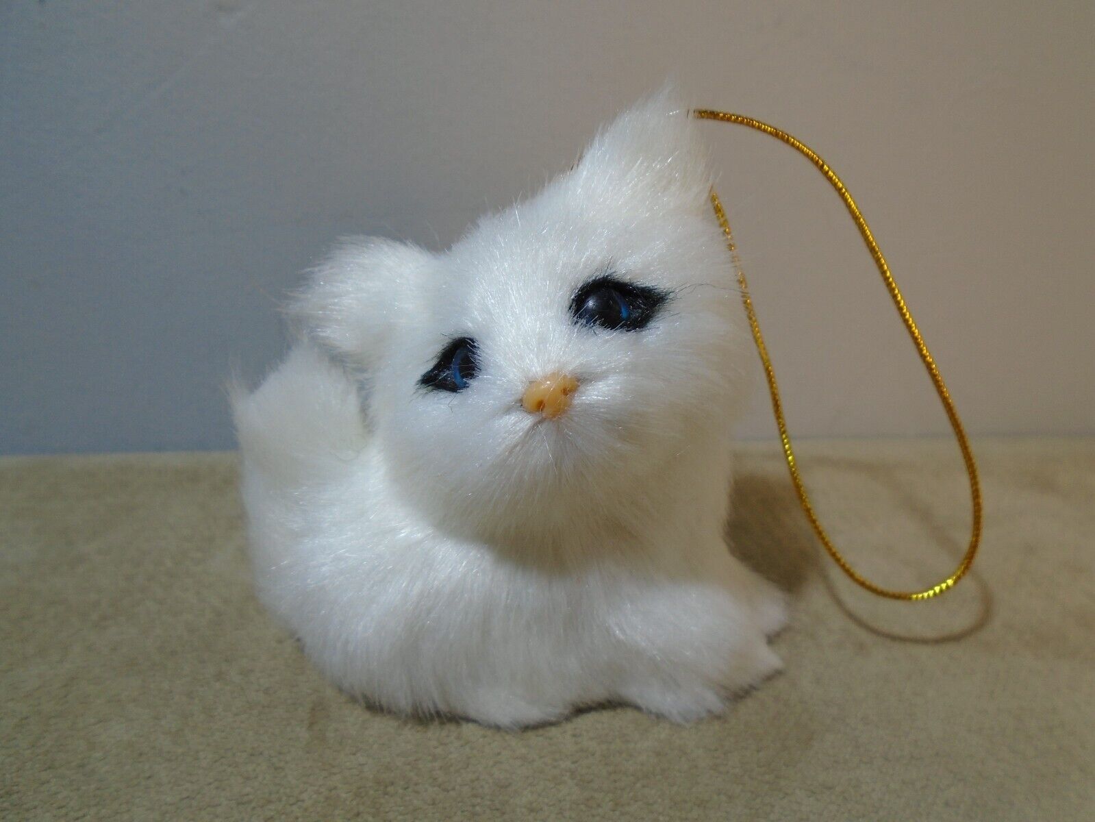 CUTE FURRY WHITE KITTY CAT 2.75” ORNAMENT UNBRANDED (CB3707)